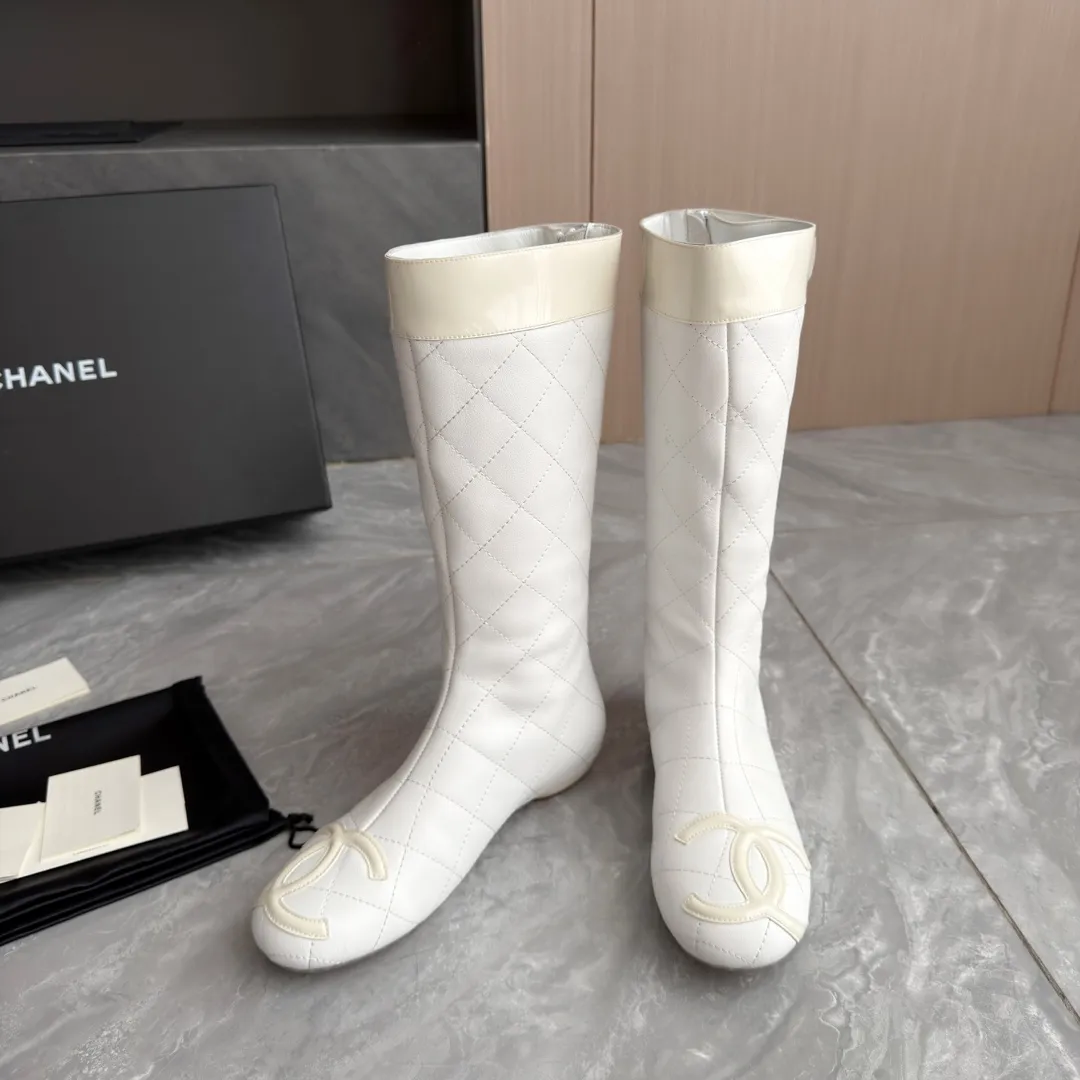👟👟Ex-factory price 1040👟👟 High version of Chanel CHANEL, 🌞🌞🌞The latest boots from Xiaoxiang 2025 autumn and winter counter, a must-have item for this autumn and winter! ! Ms. Chanel loves simple yet irresistible combinations to show her unique style. Mix and match freely to shine⚡Follow Grandma’s fashion steps! ! ! The top-notch craftsmanship and texture are perfectly presented. No matter any details, you can compare them with the counters. The best quality products can be entered and exited from the counters at will! ! ❶Material: imported cowhide ❷Inner lining: sheepskin lining ❸Feet: sheepskin lining ❹Outsole: original molded sole ❺Heel height: 2 cm ❻Boot shaft height: 13 inches ❼Number: 35-40 (40 and 41 are customized and cannot be returned)